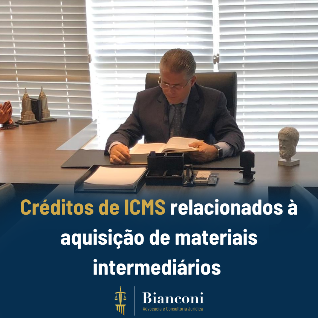 Imagem contém um advogado sentado lendo um livro. Embaixo tem um esfumaçado azul, escrito em cima dele "Créditos de ICMS relacionados à aquisição de materiais intermediários" e mais embaixo o logo do escritório, onde está escrito "Bianconi Advocacia e Consultoria Jurídica".