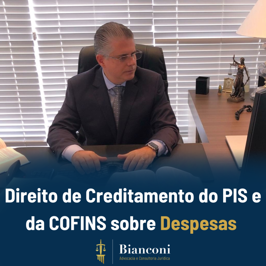 Imagem com o Sócio Titular do escritório, Dr. Luiz Alfredo Bianconi, na frente da tela do computador, mexendo no teclado. Embaixo um esfumaçado azul, escrito em cima "Direito de Creditamento do PIS e da COFINS sobre Despesas", logo embaixo está o logo do escritório, ode está escrito "Bianconi Advocacia e Consultoria Jurídica"