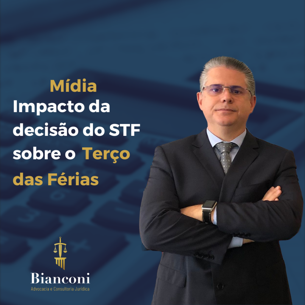 Funda da imagem com a cor azul, com transparência para conseguir ver a imagem de uma calculadora atrás. Em primeiro plano do lado direito tem a foto do sócio titular do escritório, Dr. Luiz Alfredo Bianconi. E do lado esquerdo a palavra "Mídia", logo abaixo a frase "Impacto da decisão do STF sobre o Terço das Férias". Ainda do lado esquerdo embaixo tem o logo do escritório representado pela Espada da Justiça, com a Balança da Justiça em seus punhais, e embaixo da ponta da espada a clássica coluna dos antigos templos romanos. Com a frase "Bianconi Advocacia e Consultoria Jurídica"